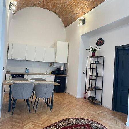 Central Apartment With 2 Bedrooms And 2 Bathrooms Oradea Exterior foto