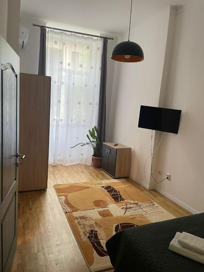 Central Apartment With 2 Bedrooms And 2 Bathrooms Oradea Exterior foto